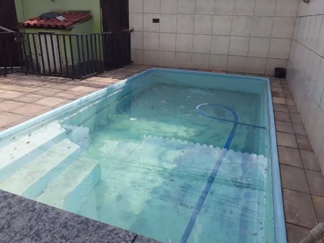 Foto Casa Com Piscina, 3 Quartos E Garagem Para 3 Carros Totalmente Murada  Viga