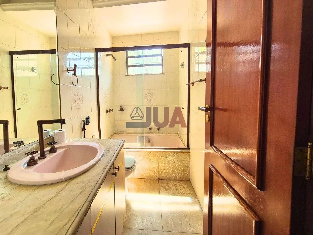 Foto Casa Com Piscina E Terreno De 600 M² Em NI - Próximo Ao Shopp Da Luz