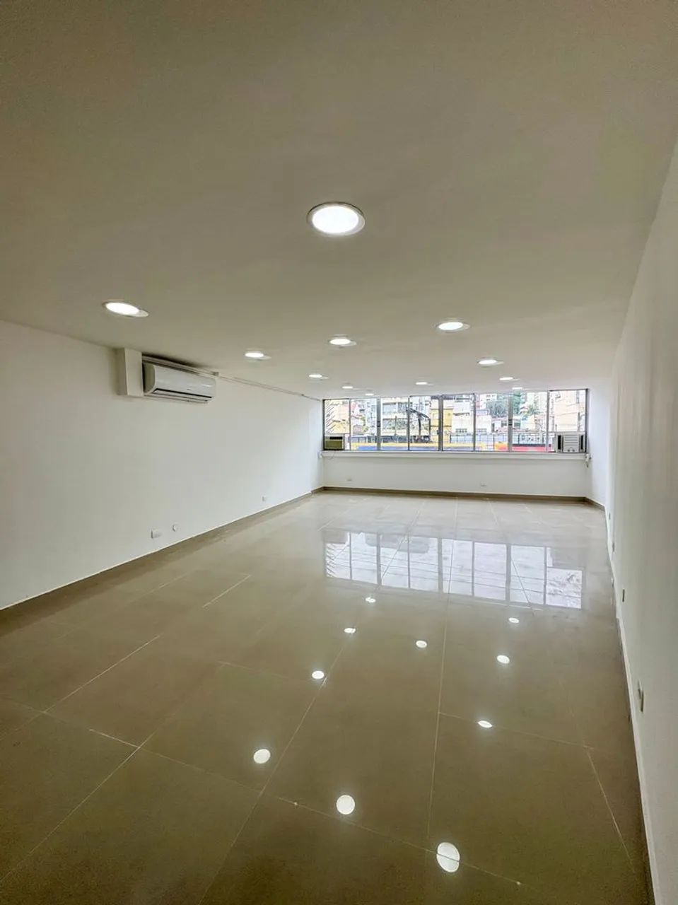 Foto Kitnet/ Studio Com 1 Quarto(s) E 1 Banheiro(s) Para Alugar, 60 M² Por  Centro