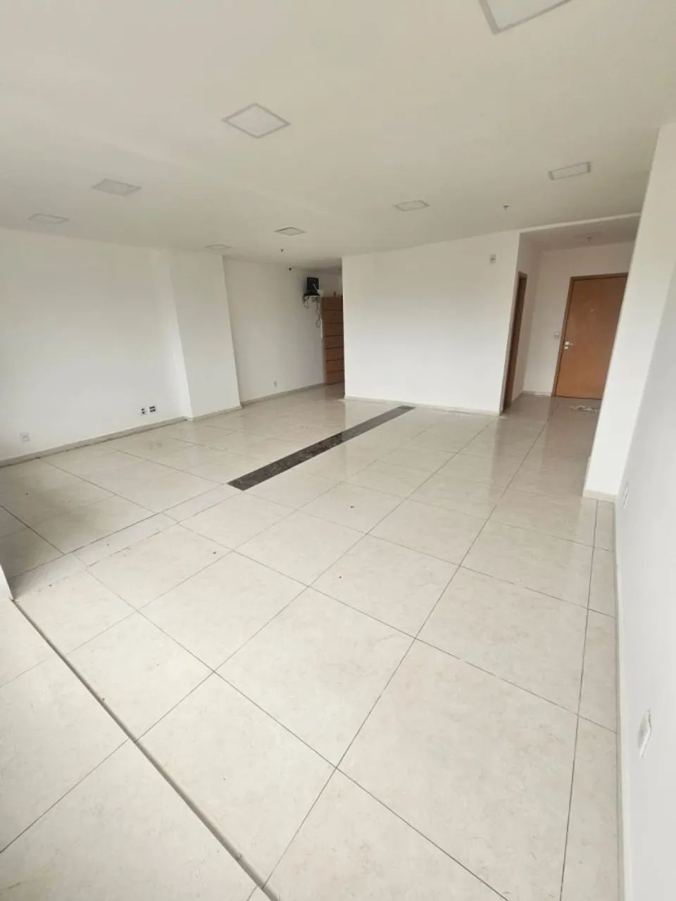 Foto Sala Comercial Para Locação Em NI, Centro, 2 Banheiros Centro