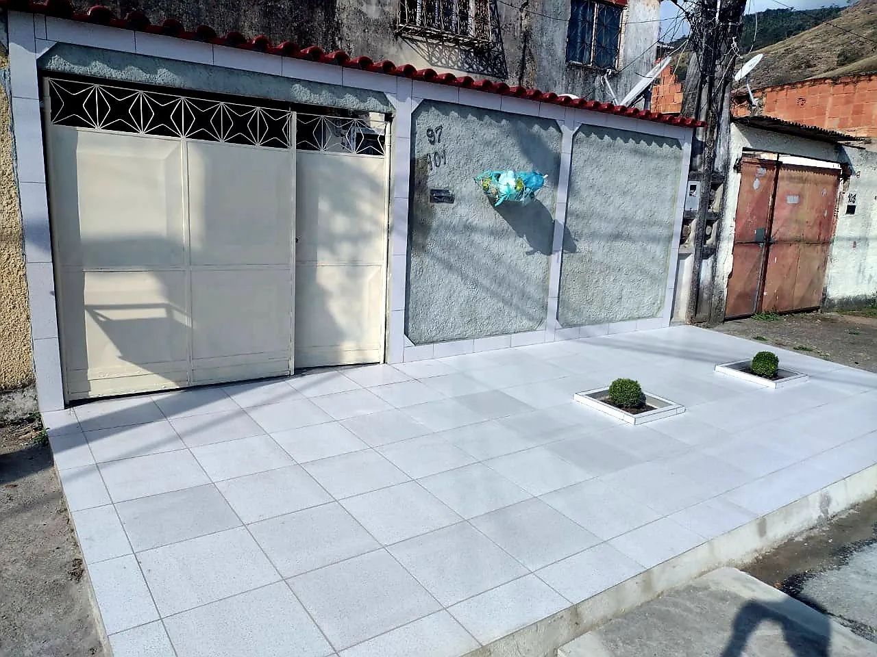 Foto Casa Com 2 Quartos, Quintal Espaçoso Com Portão De Garagem. Paraíso