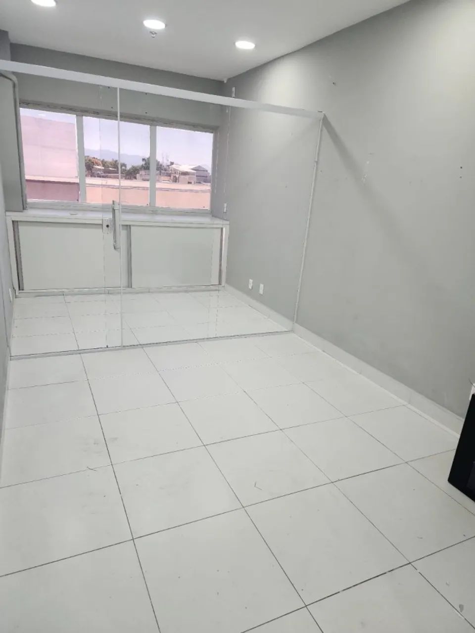 Foto Sala Comercial Para Locação Em NI, Centro, 1 Banheiro Centro