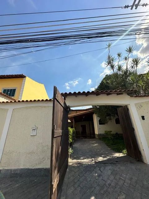 Foto Casa Com 3 Quarto(s) E 2 Banheiro(s) Para Alugar, 198 M² Por R$ 5100 / Moquetá