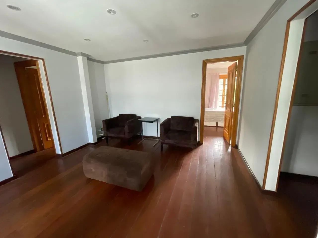 Foto Casa Para Aluguel Possui 600 Metros Quadrados Com 5 Quartos Joana D